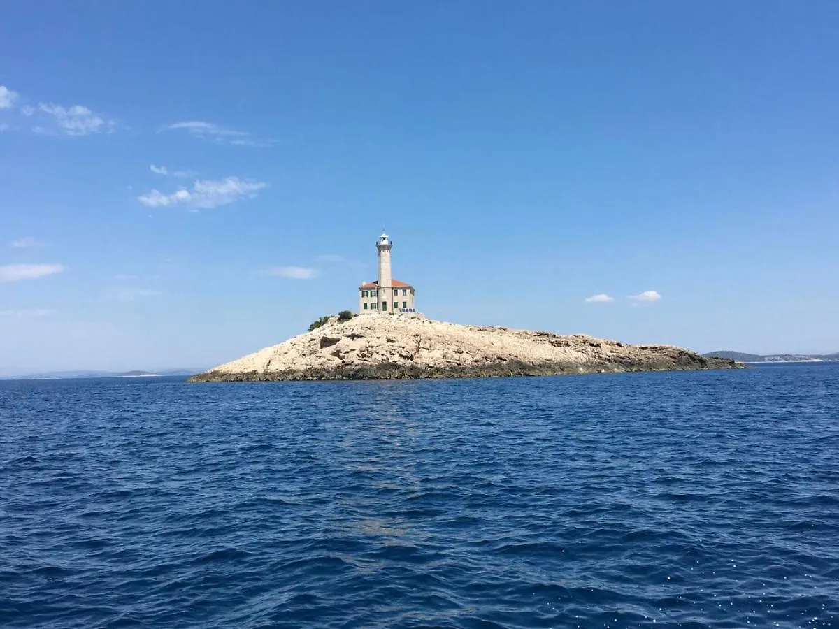Villa Kadinela, 200M From Kamenjak, Huge Quiet Garden With Barbecue, 2 New Kitchens Premantura