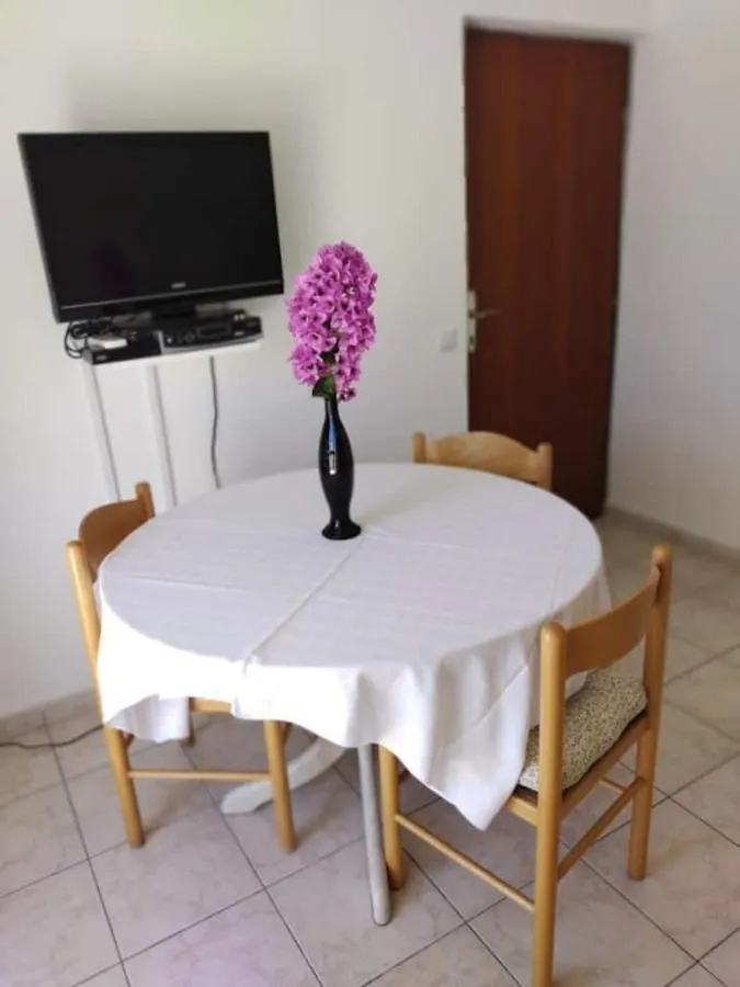 Apartment Villa Kadinela, 200M From Kamenjak, Huge Quiet Garden With Barbecue, 2 New Kitchens Premantura