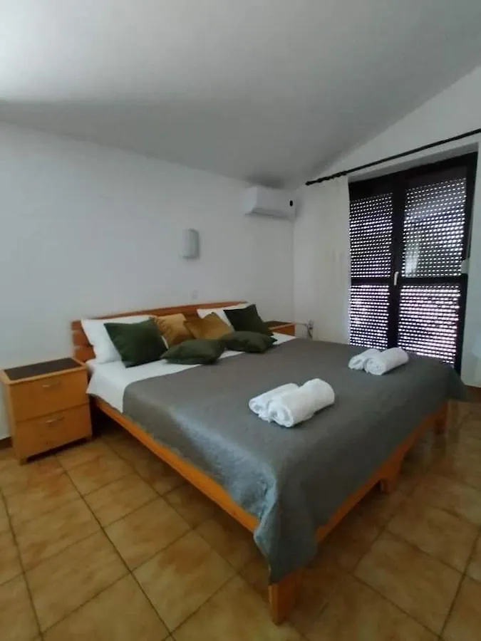 Villa Kadinela, 200M From Kamenjak, Huge Quiet Garden With Barbecue, 2 New Kitchens Premantura