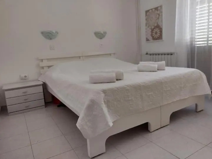 Apartment Villa Kadinela, 200M From Kamenjak, Huge Quiet Garden With Barbecue, 2 New Kitchens Premantura