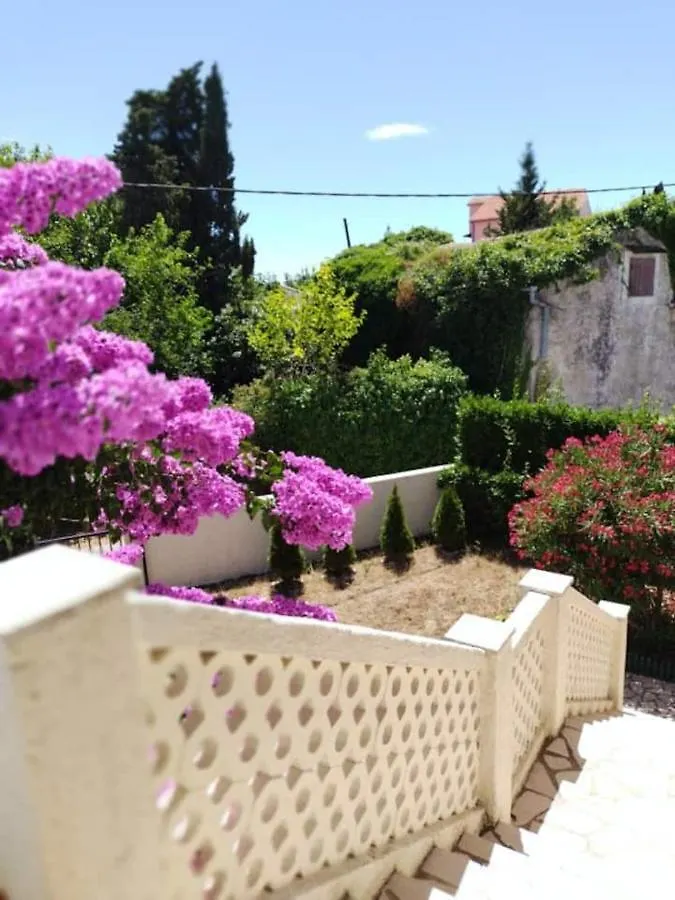 Apartment Villa Kadinela, 200M From Kamenjak, Huge Quiet Garden With Barbecue, 2 New Kitchens Premantura